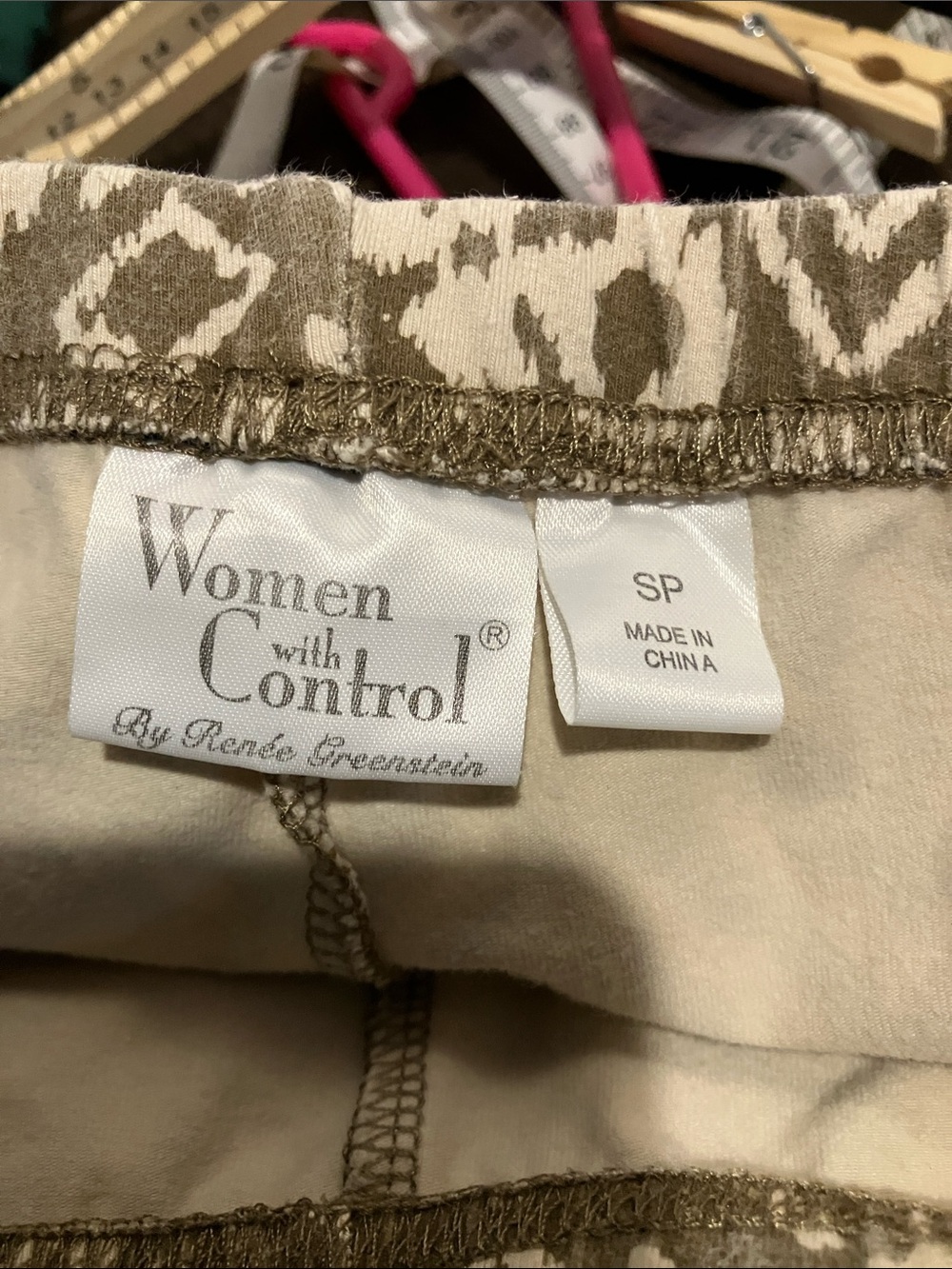 Women with Control Olive and Cream Geometric Cropped Pants - Picture 2 of 9